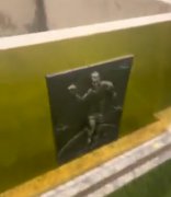 电子游艺玩法球迷社媒发视频，疑似桑托斯为贝利准备了镶有本人画面的金色棺
